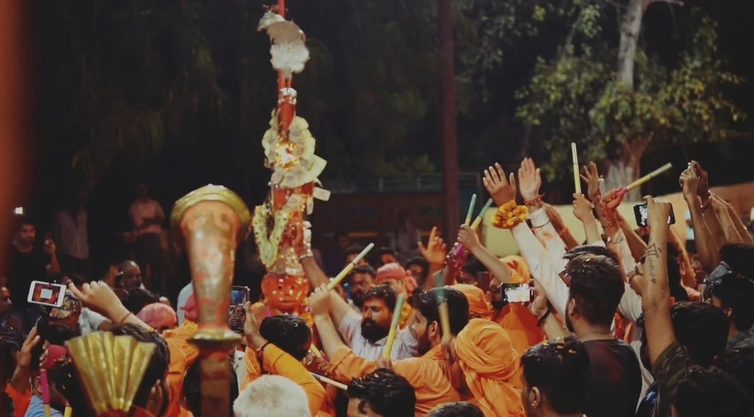 A glimpse of devotion